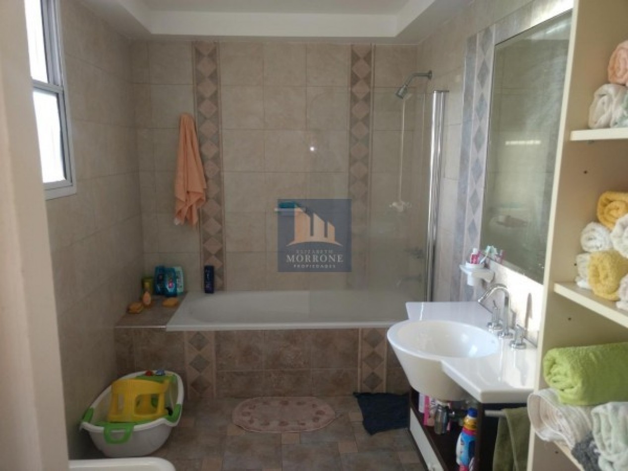 VENTA MODERNA CASA 2 PLANTAS CON 3 DORMITORIOS ACEPTA DEPTO 2 AMB EN PARTE DE PAGO, AV. GRAL ARENALES 1000 -BANFIELD ESTE-