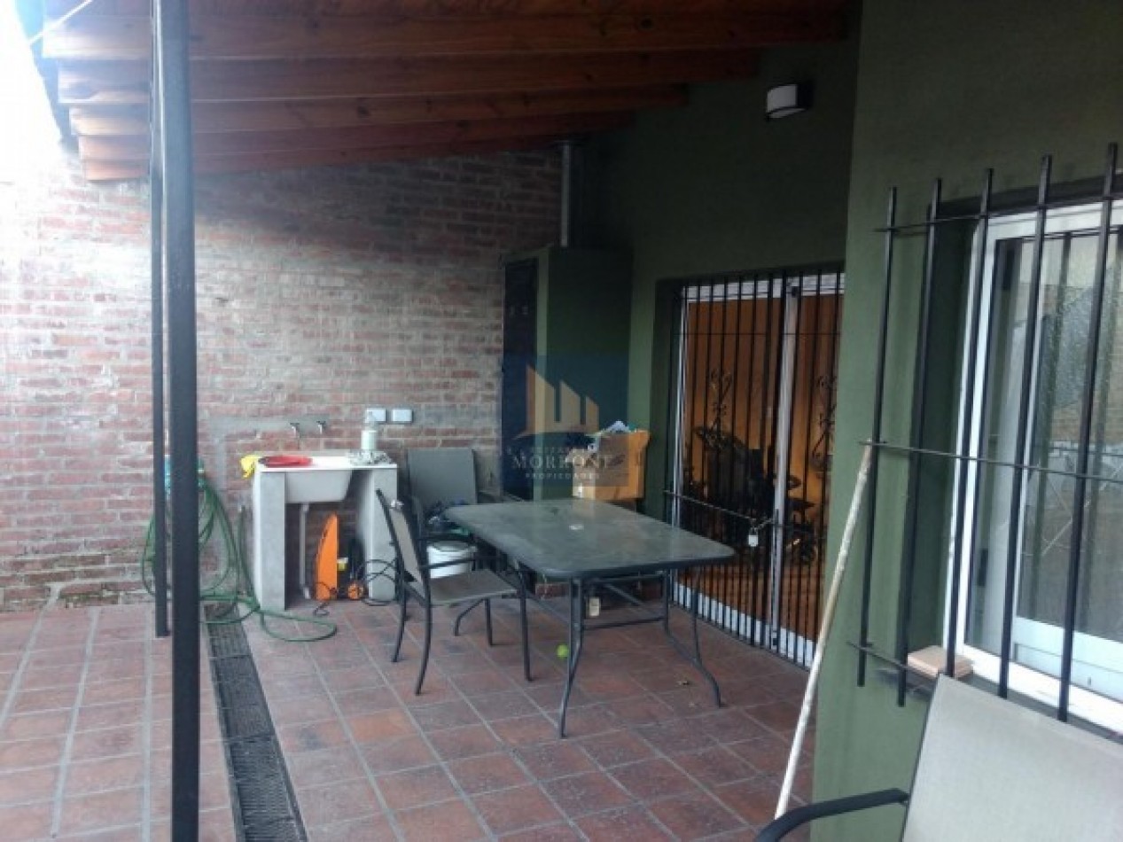 VENTA MODERNA CASA 2 PLANTAS CON 3 DORMITORIOS ACEPTA DEPTO 2 AMB EN PARTE DE PAGO, AV. GRAL ARENALES 1000 -BANFIELD ESTE-