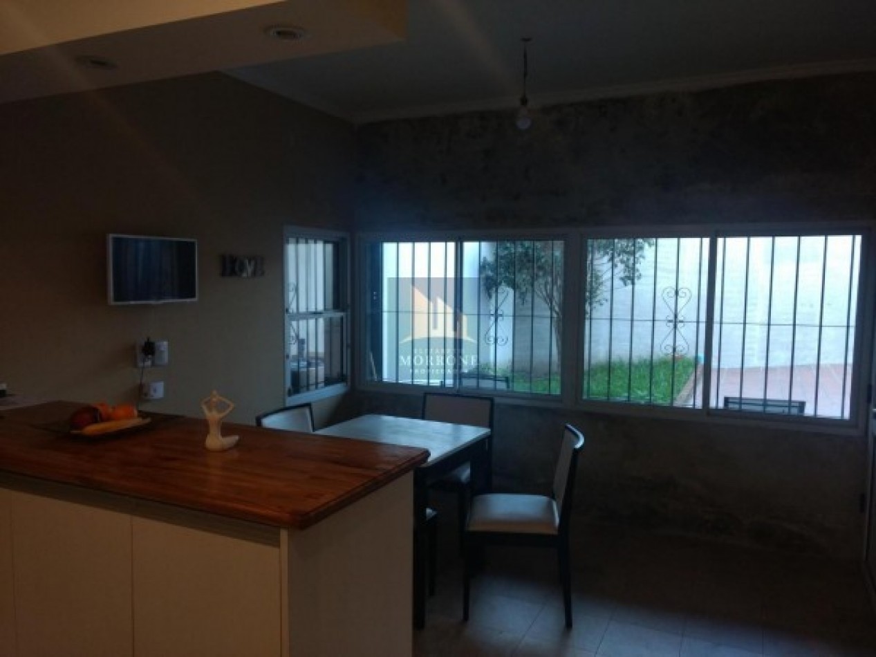 VENTA MODERNA CASA 2 PLANTAS CON 3 DORMITORIOS ACEPTA DEPTO 2 AMB EN PARTE DE PAGO, AV. GRAL ARENALES 1000 -BANFIELD ESTE-