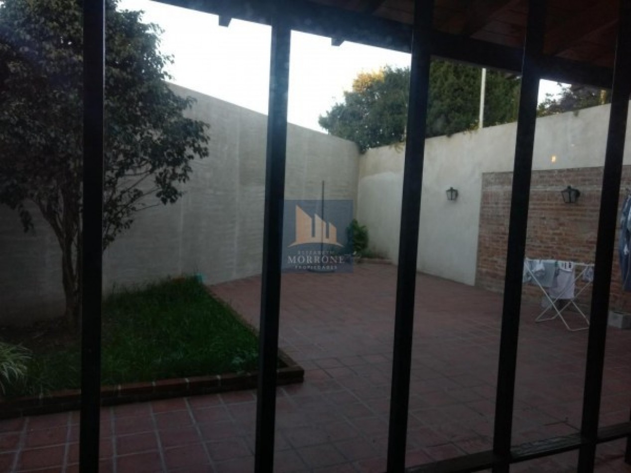 VENTA MODERNA CASA 2 PLANTAS CON 3 DORMITORIOS ACEPTA DEPTO 2 AMB EN PARTE DE PAGO, AV. GRAL ARENALES 1000 -BANFIELD ESTE-