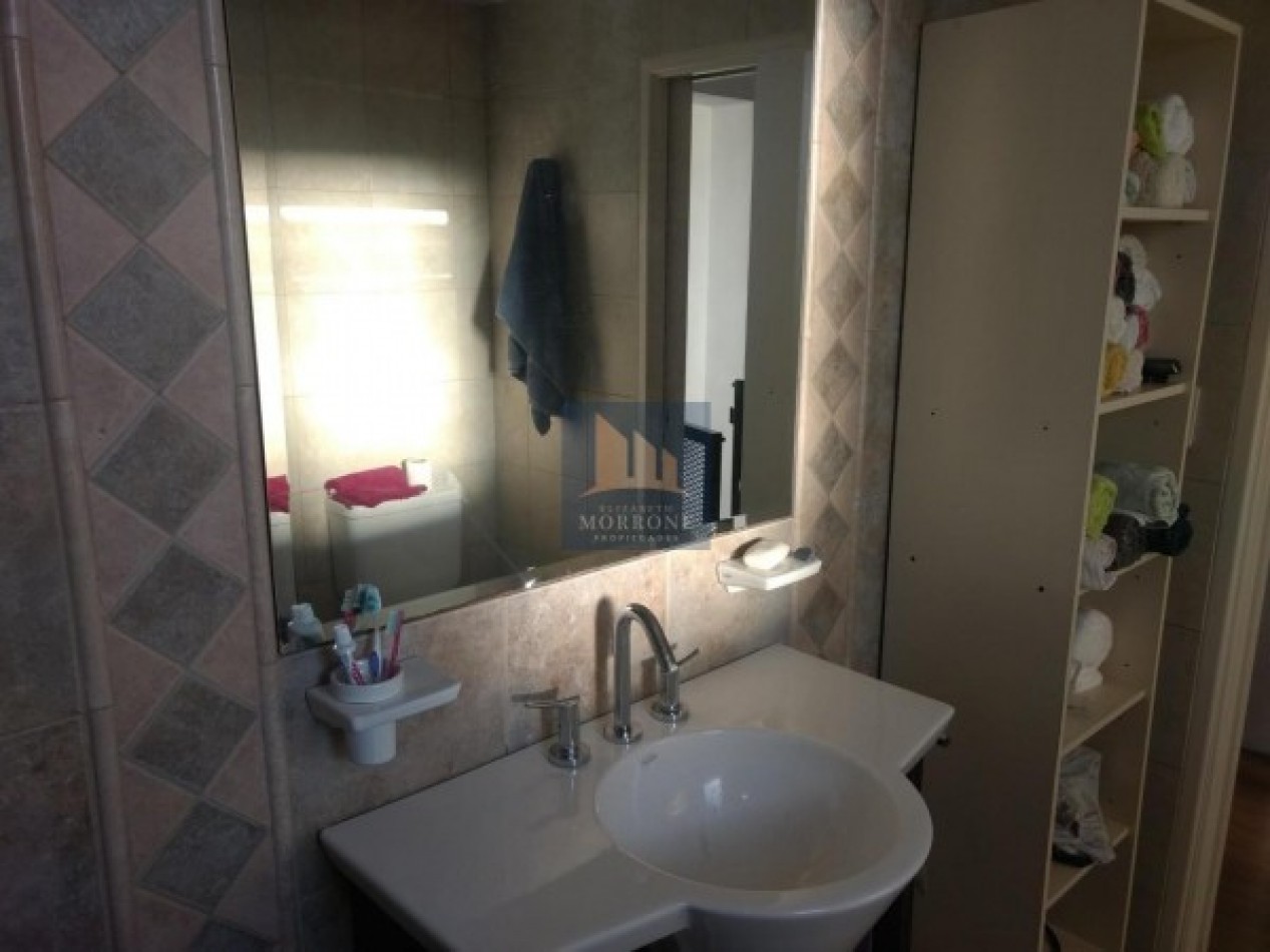 VENTA MODERNA CASA 2 PLANTAS CON 3 DORMITORIOS ACEPTA DEPTO 2 AMB EN PARTE DE PAGO, AV. GRAL ARENALES 1000 -BANFIELD ESTE-