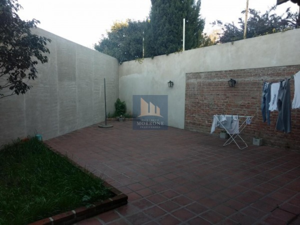 VENTA MODERNA CASA 2 PLANTAS CON 3 DORMITORIOS ACEPTA DEPTO 2 AMB EN PARTE DE PAGO, AV. GRAL ARENALES 1000 -BANFIELD ESTE-