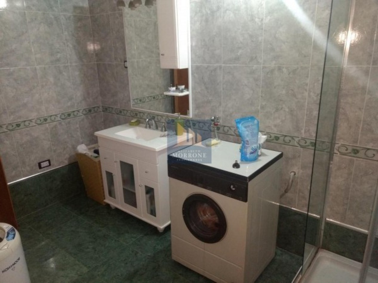 VENTA MODERNA CASA 2 PLANTAS CON 3 DORMITORIOS ACEPTA DEPTO 2 AMB EN PARTE DE PAGO, AV. GRAL ARENALES 1000 -BANFIELD ESTE-