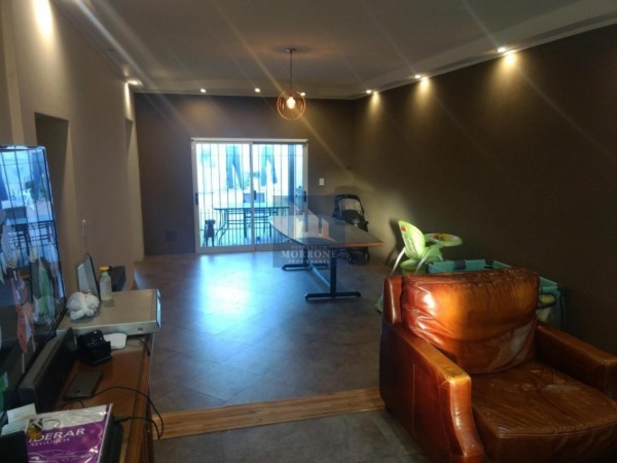 VENTA MODERNA CASA 2 PLANTAS CON 3 DORMITORIOS ACEPTA DEPTO 2 AMB EN PARTE DE PAGO, AV. GRAL ARENALES 1000 -BANFIELD ESTE-