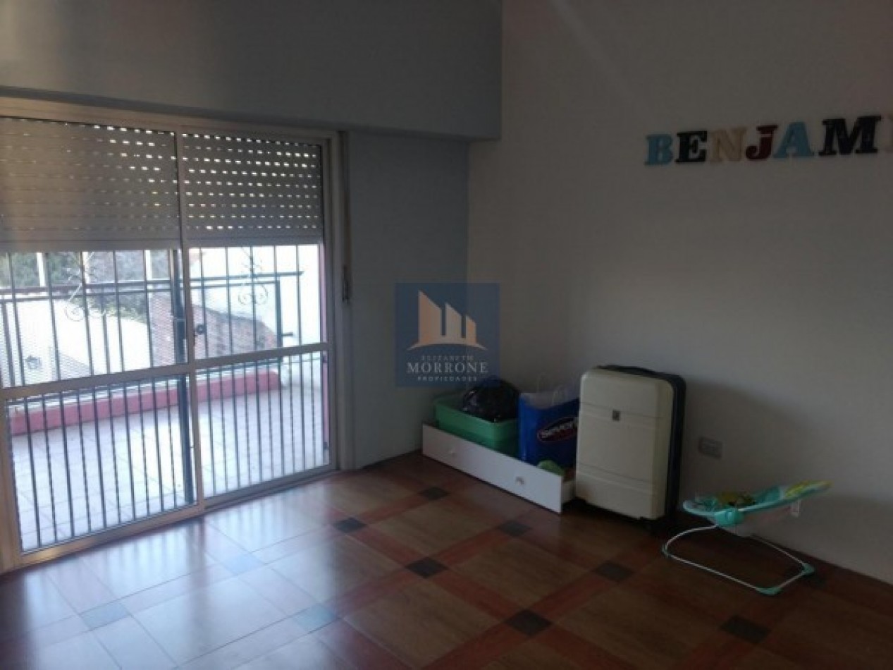 VENTA MODERNA CASA 2 PLANTAS CON 3 DORMITORIOS ACEPTA DEPTO 2 AMB EN PARTE DE PAGO, AV. GRAL ARENALES 1000 -BANFIELD ESTE-