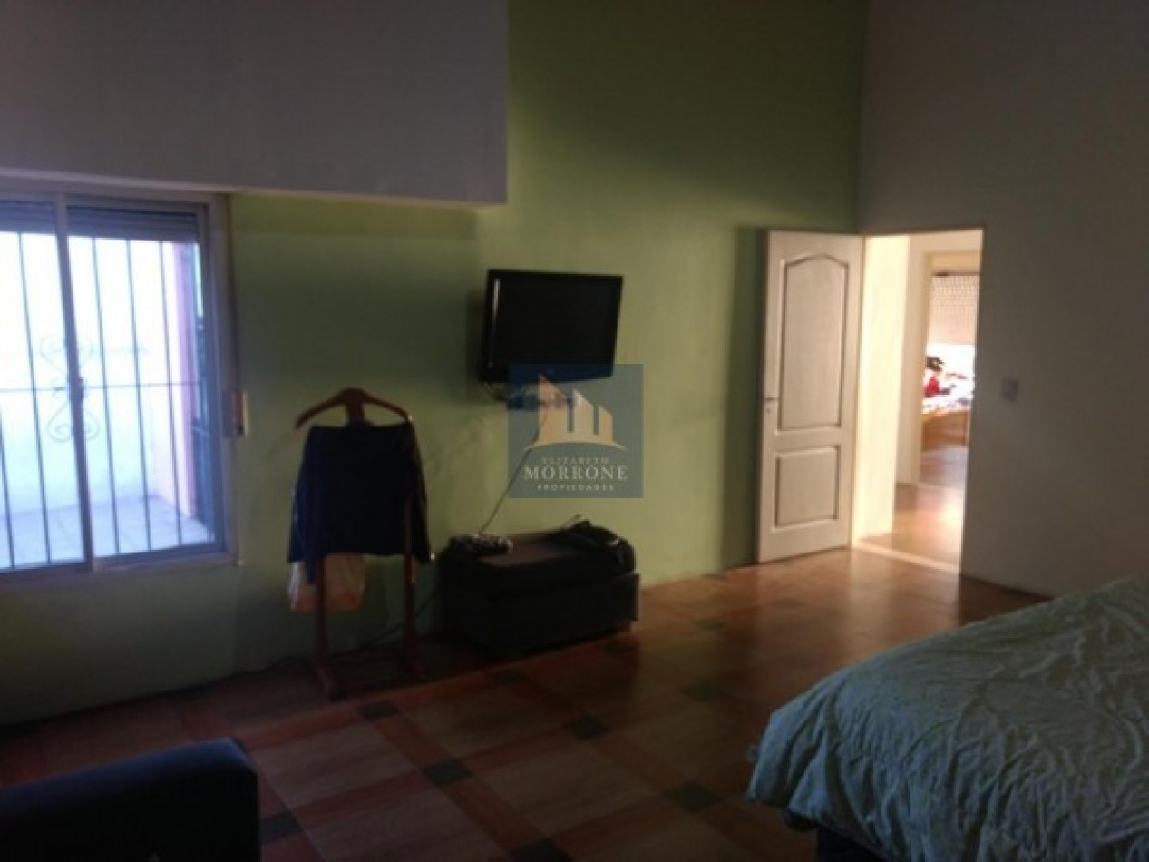 VENTA MODERNA CASA 2 PLANTAS CON 3 DORMITORIOS ACEPTA DEPTO 2 AMB EN PARTE DE PAGO, AV. GRAL ARENALES 1000 -BANFIELD ESTE-