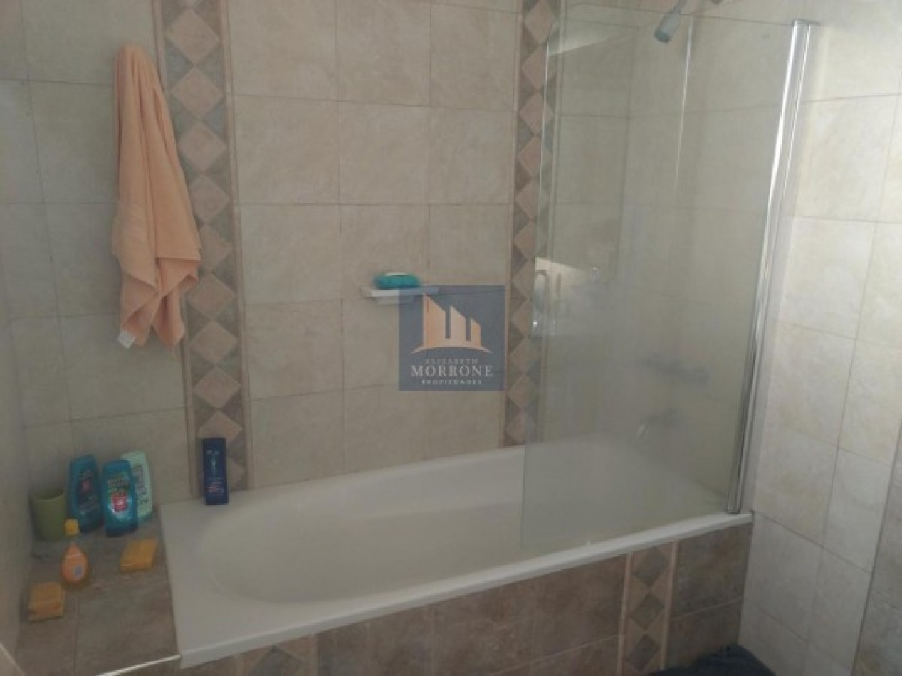VENTA MODERNA CASA 2 PLANTAS CON 3 DORMITORIOS ACEPTA DEPTO 2 AMB EN PARTE DE PAGO, AV. GRAL ARENALES 1000 -BANFIELD ESTE-