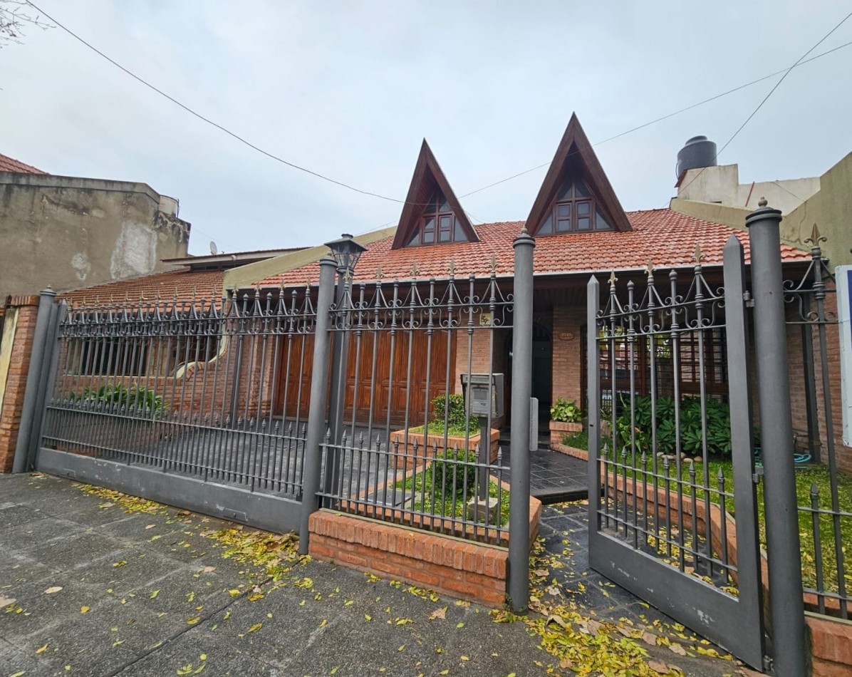 HERMOSO CHALET CON DETALLES DE GRAN CATEGORIA  GUEMES 1000  -TEMPERLEY ESTE-   APTO CREDITO