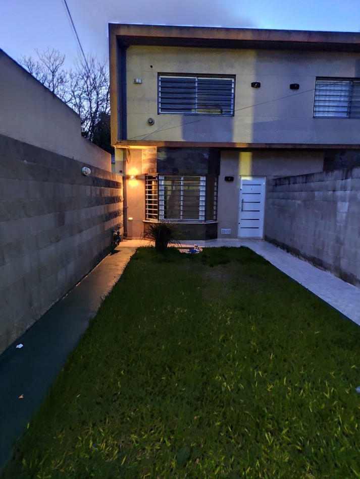 ALQUILER PH AL FRENTE 2 DORMITORIOS, PATIO Y GARAGE, MALVINAS ARGENTINAS 1464 -TEMPERLEY-