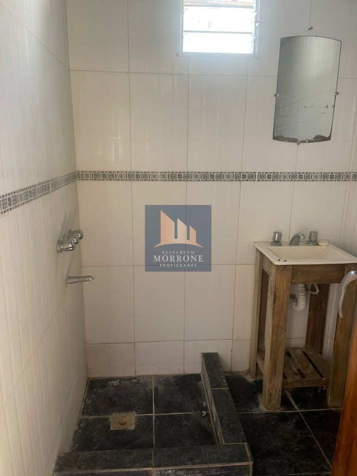 VENTA LOTE DE 20x10 MTS CON EDIFICACION DE 4 DEPARTAMENTOS (2 TERMINADOS), CASTRO CHAVEZ 202 ESQ NARCISO LAPRIDA -MONTE GRANDE-