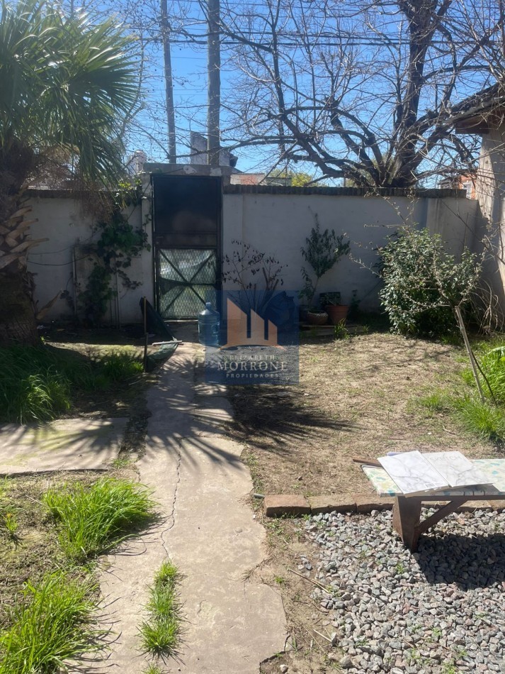 VENTA LOTE DE 20x10 MTS CON EDIFICACION DE 4 DEPARTAMENTOS (2 TERMINADOS), CASTRO CHAVEZ 202 ESQ NARCISO LAPRIDA -MONTE GRANDE-