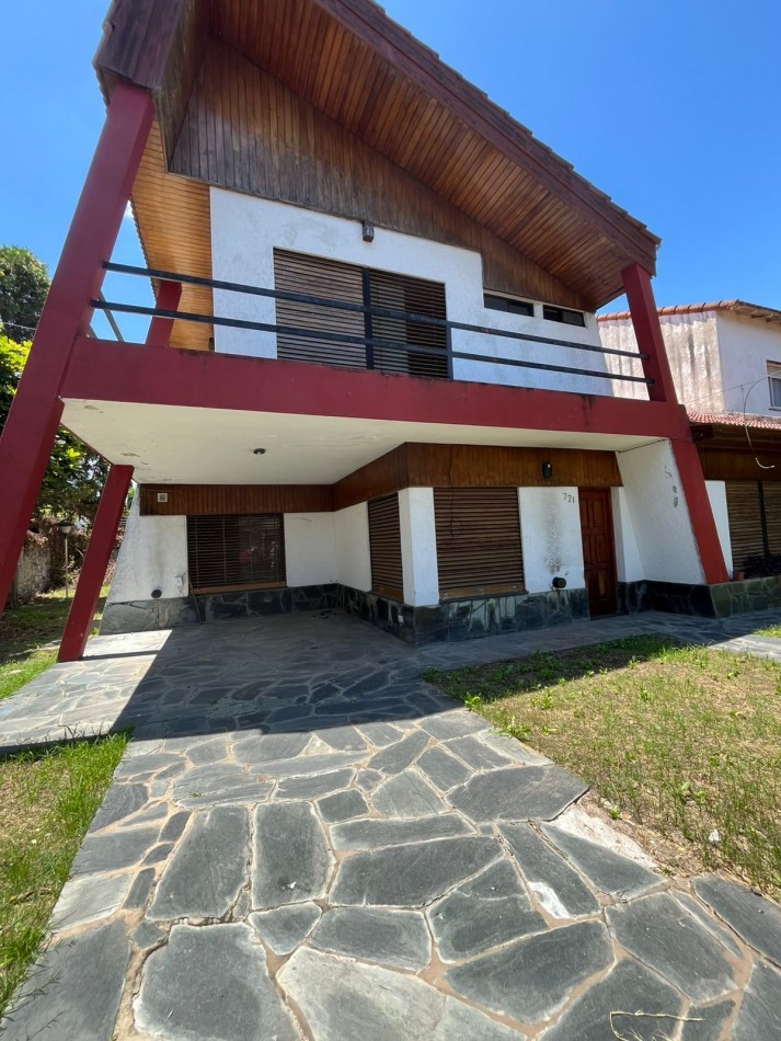 VENTA CASA 3 DORMITORIOS, PISCINA, PARRILLA, PATIO, EXCELENTE UBICACION, QUINTANA 700 -ADROGUE-
