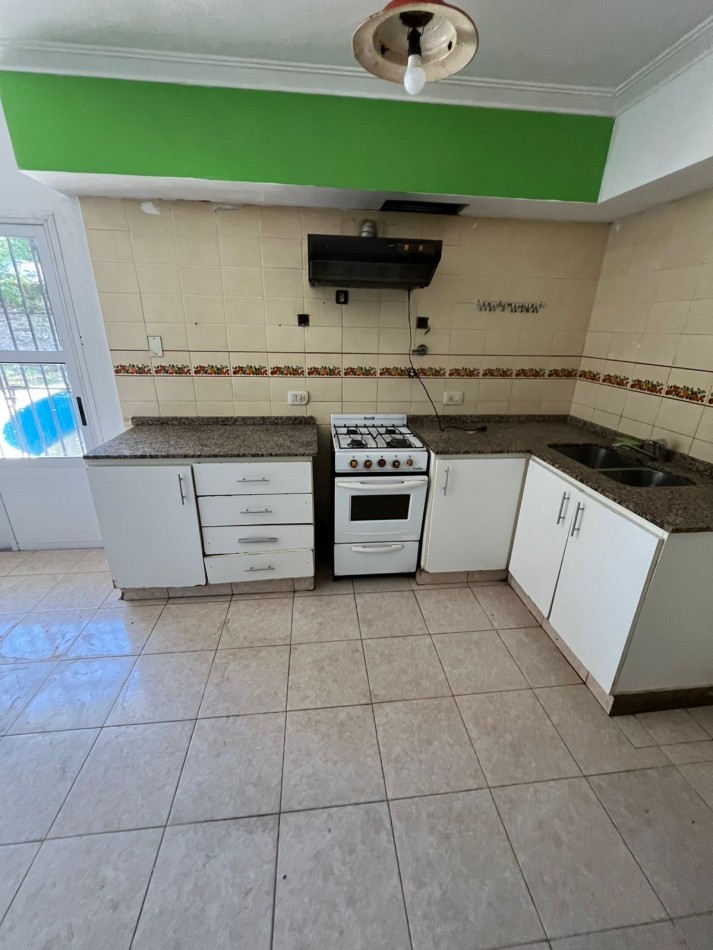 VENTA CASA 3 DORMITORIOS, PISCINA, PARRILLA, PATIO, EXCELENTE UBICACION, QUINTANA 700 -ADROGUE-