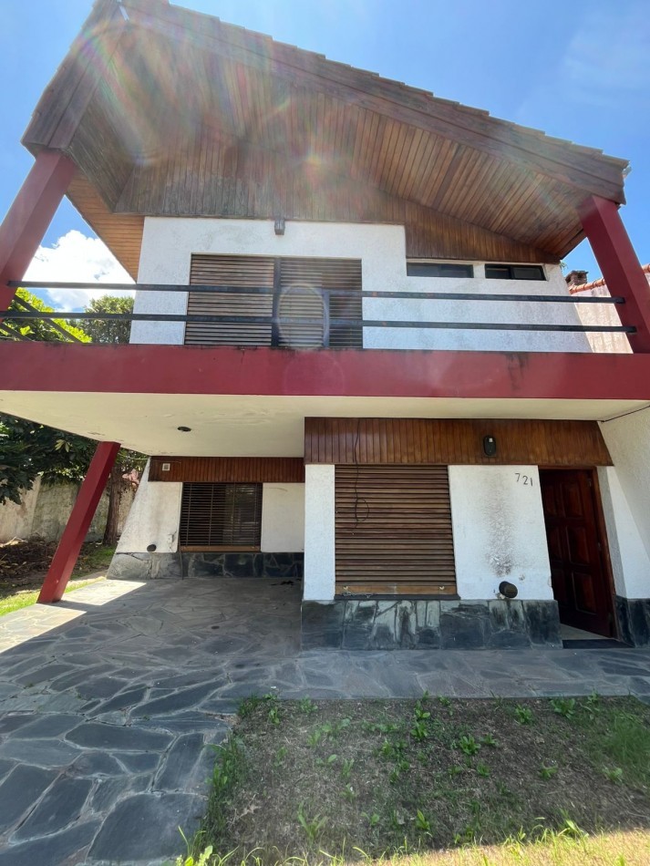 VENTA CASA 3 DORMITORIOS, PISCINA, PARRILLA, PATIO, EXCELENTE UBICACION, QUINTANA 700 -ADROGUE-
