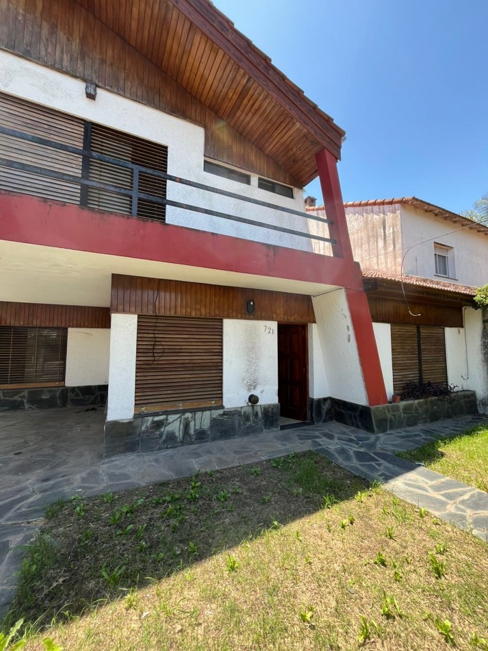 VENTA CASA 3 DORMITORIOS, PISCINA, PARRILLA, PATIO, EXCELENTE UBICACION, QUINTANA 700 -ADROGUE-