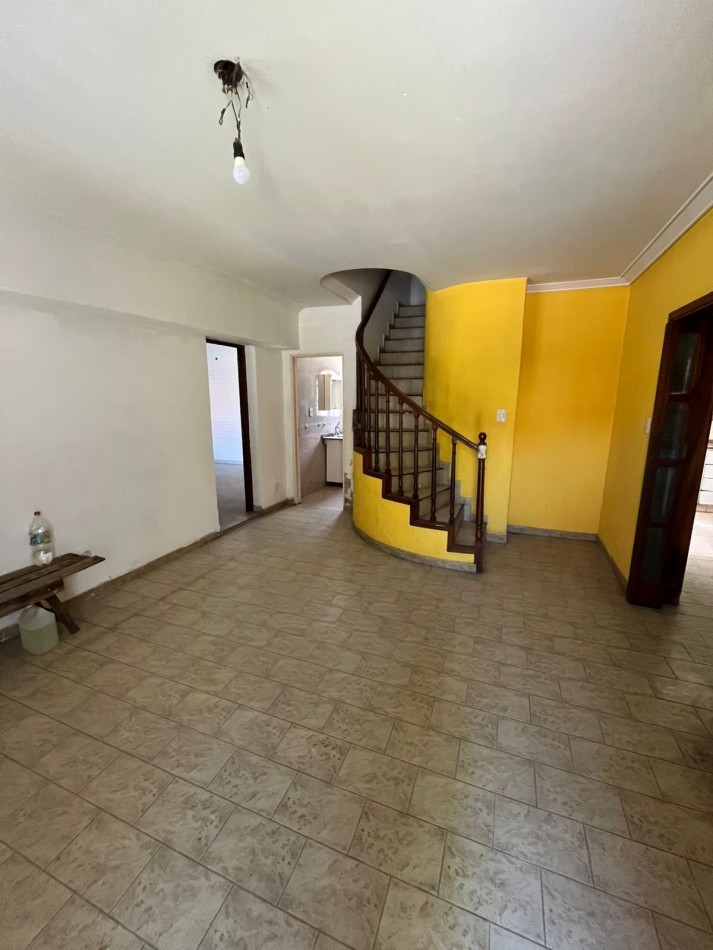 VENTA CASA 3 DORMITORIOS, PISCINA, PARRILLA, PATIO, EXCELENTE UBICACION, QUINTANA 700 -ADROGUE-