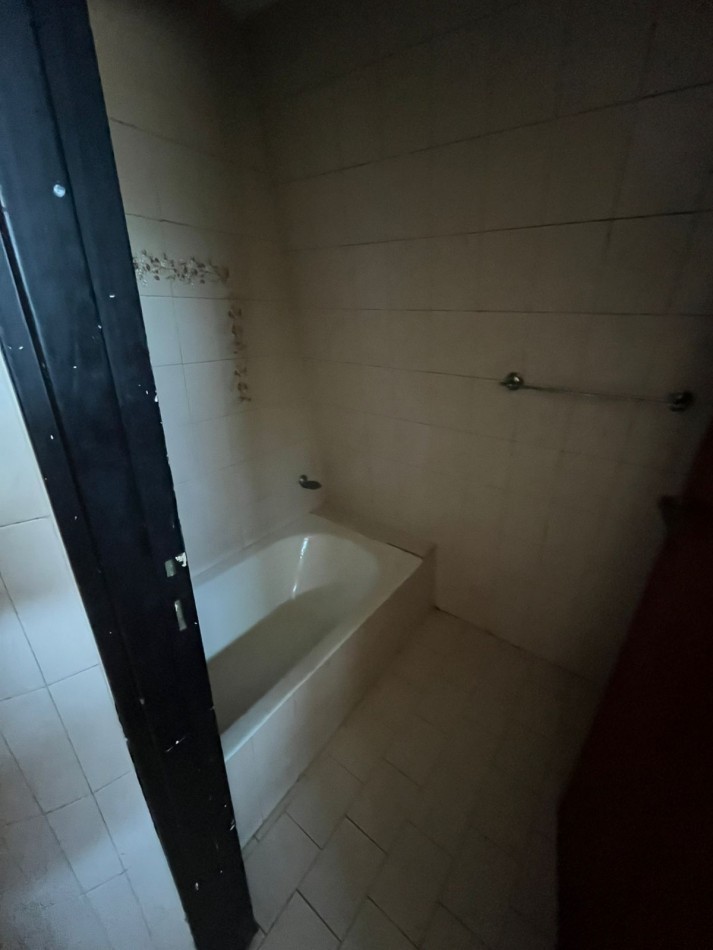 VENTA CASA 3 DORMITORIOS, PISCINA, PARRILLA, PATIO, EXCELENTE UBICACION, QUINTANA 700 -ADROGUE-