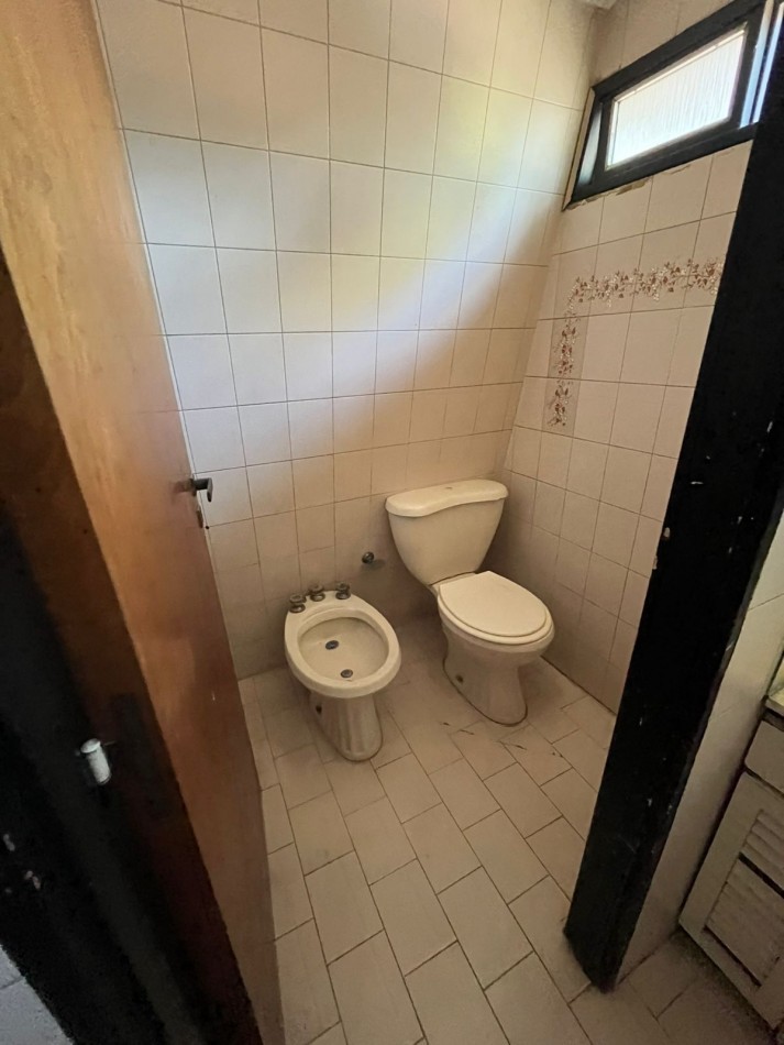 VENTA CASA 3 DORMITORIOS, PISCINA, PARRILLA, PATIO, EXCELENTE UBICACION, QUINTANA 700 -ADROGUE-