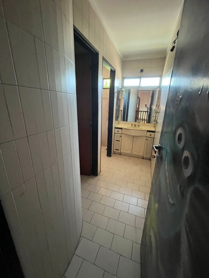 VENTA CASA 3 DORMITORIOS, PISCINA, PARRILLA, PATIO, EXCELENTE UBICACION, QUINTANA 700 -ADROGUE-