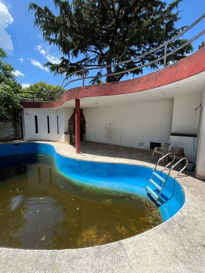 VENTA CASA 3 DORMITORIOS, PISCINA, PARRILLA, PATIO, EXCELENTE UBICACION, QUINTANA 700 -ADROGUE-