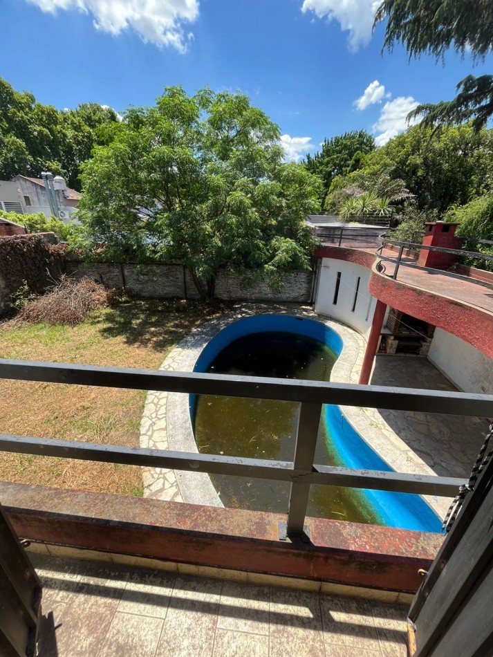 VENTA CASA 3 DORMITORIOS, PISCINA, PARRILLA, PATIO, EXCELENTE UBICACION, QUINTANA 700 -ADROGUE-