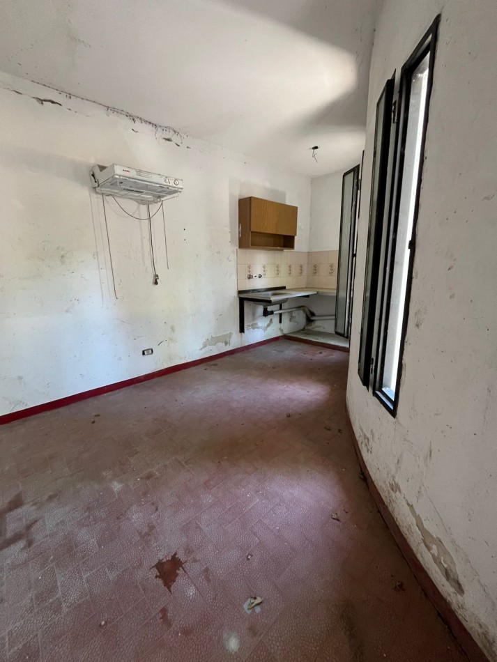 VENTA CASA 3 DORMITORIOS, PISCINA, PARRILLA, PATIO, EXCELENTE UBICACION, QUINTANA 700 -ADROGUE-