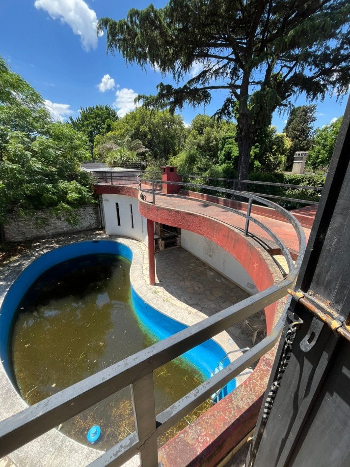 VENTA CASA 3 DORMITORIOS, PISCINA, PARRILLA, PATIO, EXCELENTE UBICACION, QUINTANA 700 -ADROGUE-