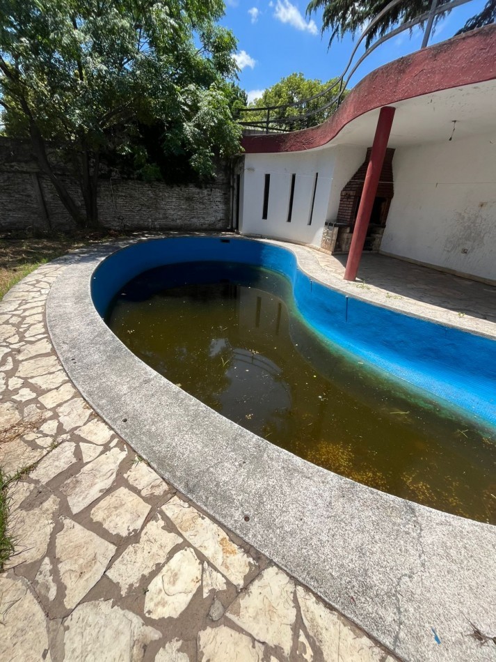 VENTA CASA 3 DORMITORIOS, PISCINA, PARRILLA, PATIO, EXCELENTE UBICACION, QUINTANA 700 -ADROGUE-