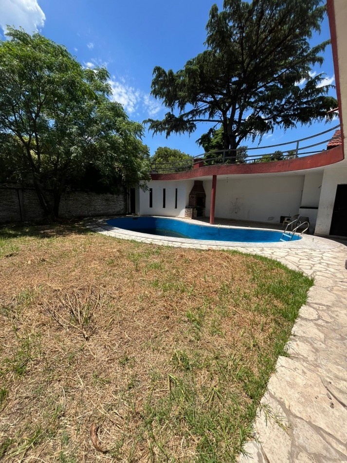VENTA CASA 3 DORMITORIOS, PISCINA, PARRILLA, PATIO, EXCELENTE UBICACION, QUINTANA 700 -ADROGUE-