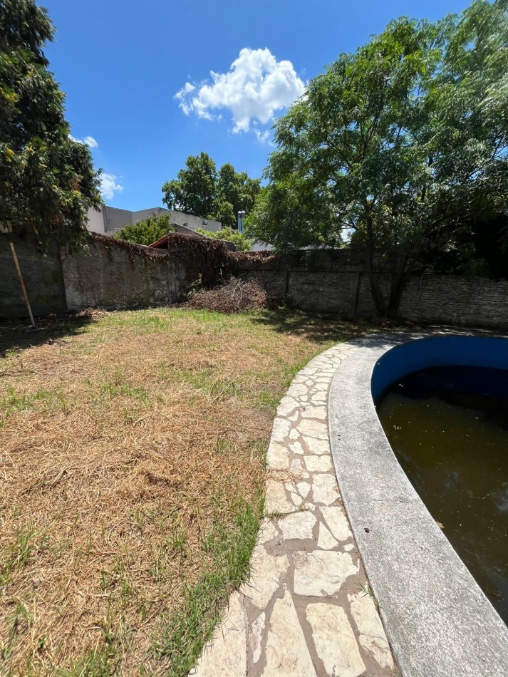 VENTA CASA 3 DORMITORIOS, PISCINA, PARRILLA, PATIO, EXCELENTE UBICACION, QUINTANA 700 -ADROGUE-