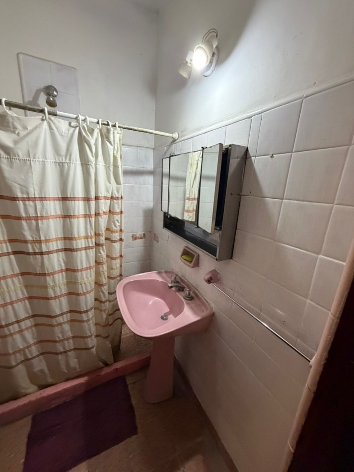 ALQUILER CASA 2 DORMITORIOS, LUGAR SEMICUBIERTO PARA GUARDAR EL AUTO, PATIO CON PARRILLA, JUNCAL 2391 -TEMPERLEY-