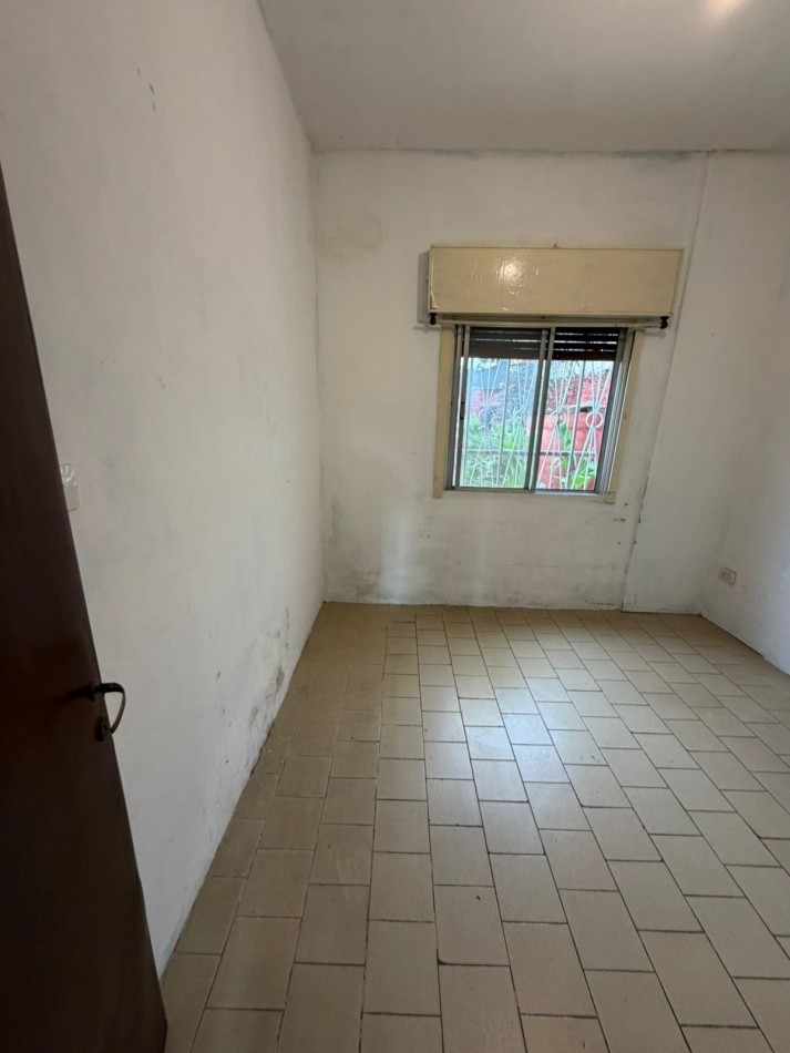 ALQUILER CASA 2 DORMITORIOS, LUGAR SEMICUBIERTO PARA GUARDAR EL AUTO, PATIO CON PARRILLA, JUNCAL 2391 -TEMPERLEY-