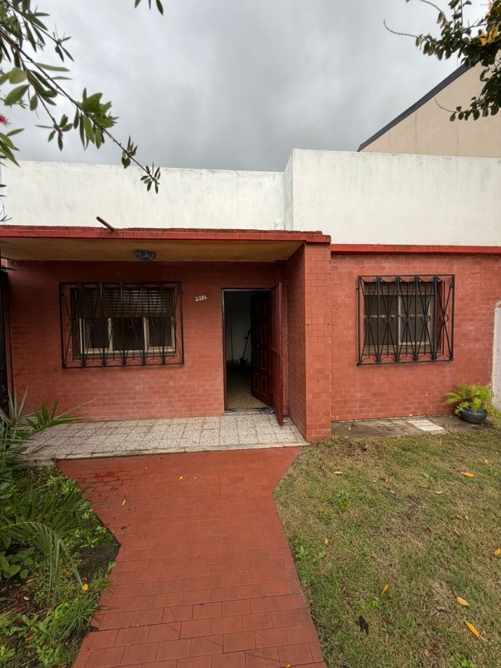 ALQUILER CASA 2 DORMITORIOS, LUGAR SEMICUBIERTO PARA GUARDAR EL AUTO, PATIO CON PARRILLA, JUNCAL 2391 -TEMPERLEY-