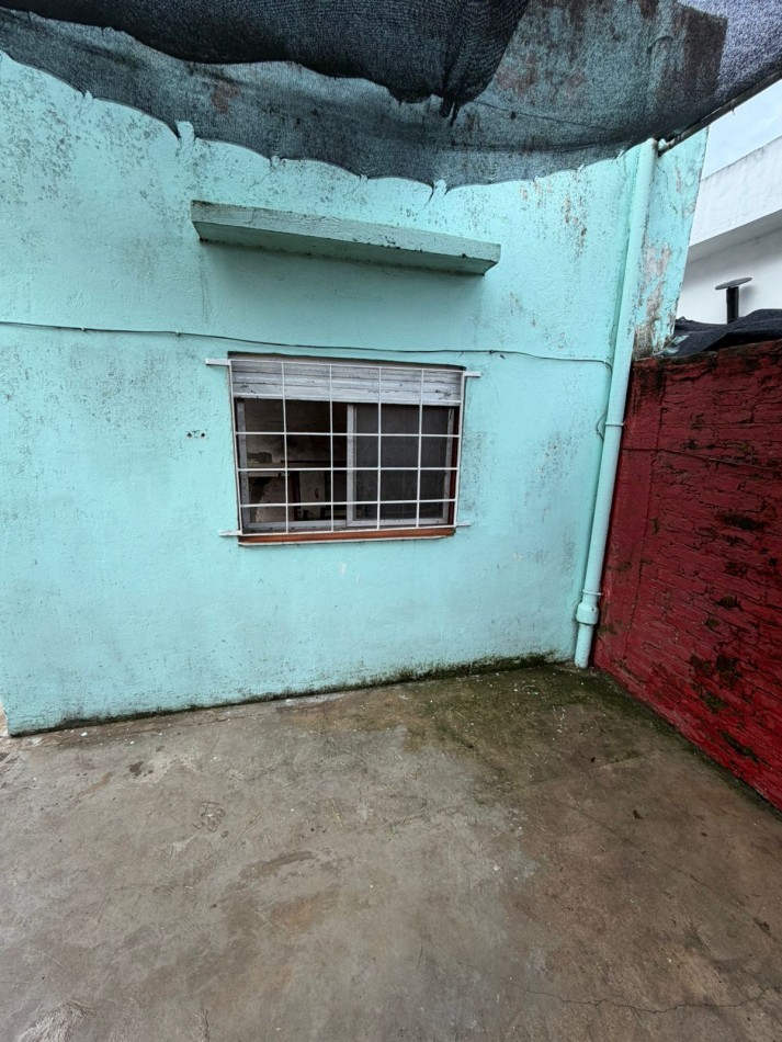 ALQUILER CASA 2 DORMITORIOS, LUGAR SEMICUBIERTO PARA GUARDAR EL AUTO, PATIO CON PARRILLA, JUNCAL 2391 -TEMPERLEY-