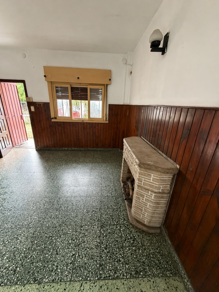 ALQUILER CASA 2 DORMITORIOS, LUGAR SEMICUBIERTO PARA GUARDAR EL AUTO, PATIO CON PARRILLA, JUNCAL 2391 -TEMPERLEY-