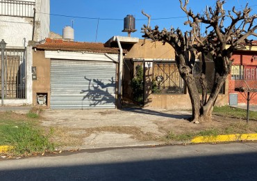 VENTA CASA CON 2 DORMITORIOS, PATIO, Y GARAJE QUE PUEDE SER LOCAL, ANCHORENA 1890 -TEMPERLEY-
