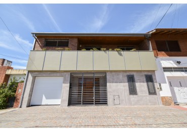 VENTA IMPRESIONANTE CHALET DE CATEGORIA, CON LA COCINA COMPLETAMENTE REMODELADA, 4 DORMITORIOS, LA CASA SE VENDE TOTALMENTE AMUEBLADA, CANGALLO 1400 -TEMPERLEY-