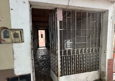 VENTA A RECICLAR, PH 3 AMBIENTES CON COCHERA TECHADA, EXCELENTE ZONA, A 2 CUADRAS DE AV. H. YRIGOYEN, DR MELO 4362 -REMEDIOS DE ESCALADA-