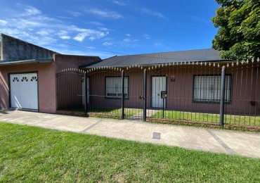 VENTA CASA 3 AMBIENTES, CON HERMOSO PARQUE, PILETA Y GARAJE PARA UN AUTO, ASUNCION 412 -TEMPERLEY-