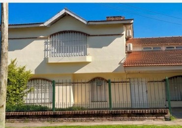 VENTA CHALET EN ESQUINA CON 3 DORMITORIOS, GARAGE Y PATIO, SARMIENTO 1508 -MONTE GRANDE-