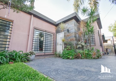 VENTA HERMOSA CASA, 3 DORMITORIOS, QUINCHO Y PILETA, ELIAS ALIPPI 340 -TEMPERLEY-