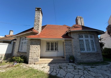 VENTA IMPORTANTE CHALET DE CATEGORIA, 5 AMBIENTES, CON QUINCHO Y PILETA, AVENIDA HIPOLITO YRIGOYEN 10831 -TEMPERLEY-