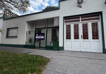 VENTA HERMOSA CASA APTA CREDITO MUY BIEN MANTENIDA, 3 AMBIENTES, PARQUE AMPLIO, GARAJE Y ENTREPISO, ZEBALLOS 900 -TEMPERLEY-