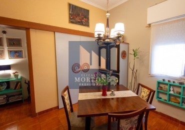 VENTA HERMOSA CASA CON DEPARTAMENTO, LUGAR PARA 3 AUTOS, CORRIENTES AL 800 -LOMAS DE ZAMORA-