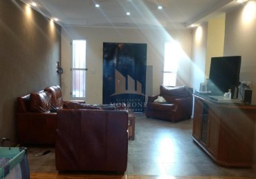 VENTA MODERNA CASA 2 PLANTAS CON 3 DORMITORIOS ACEPTA DEPTO 2 AMB EN PARTE DE PAGO, AV. GRAL ARENALES 1000 -BANFIELD ESTE-